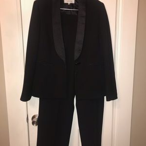Kasper size 10 pant suit with satin lapels.